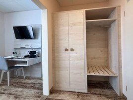 Minibar con artículos gratuitos y escritorio 