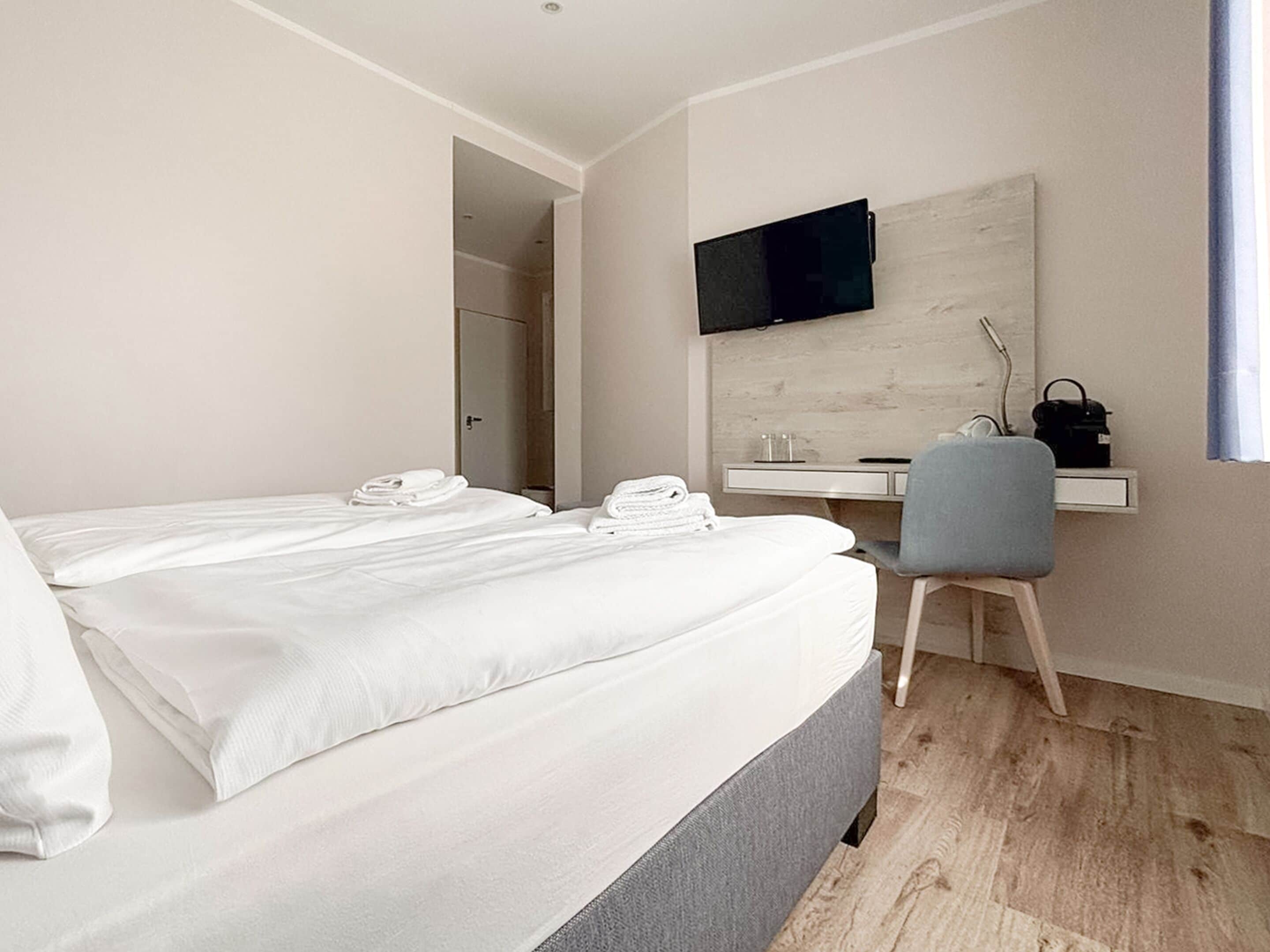standard double room | free minibar, desk, iron/ironing board, free wifi