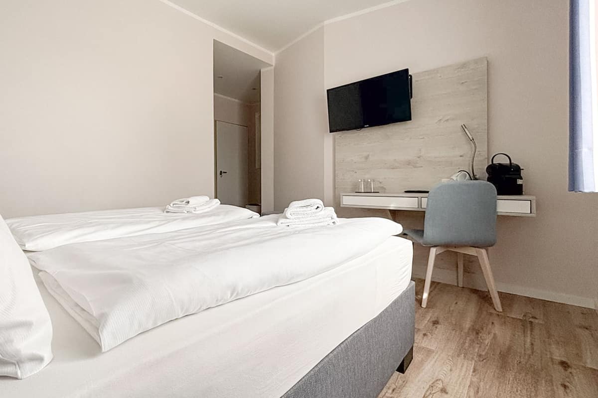 standard double room | free minibar, desk, iron/ironing board, free wifi