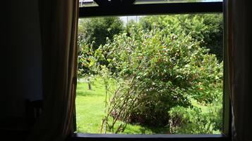 Family Villa | Premium bedding, desk, blackout drapes, soundproofing