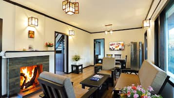 Family Bungalow, Multiple Beds, Non Smoking, Fireplace | Living area