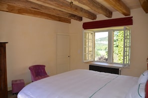 4 habitaciones, tabla de planchar con plancha, cuna de viaje y wifi