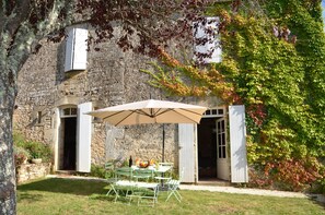 Outdoor dining - Magnificent Périgord house with its lauze roof (Cénac-Et-Saint-Julien)