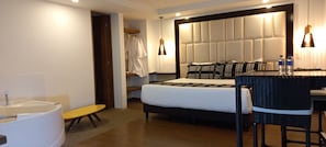 Phòng Suite Cao cấp, 1 giường cỡ king, không hút thuốc, quang cảnh thành phố | Trang trí khác biệt, trang bị nội thất với thiết kế riêng biệt, bàn