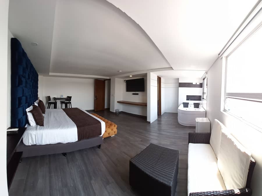 Suite de lujo, 1 cama King size, para no fumadores, vista a la ciudad | Decoración personalizada, muebles diferentes y escritorio