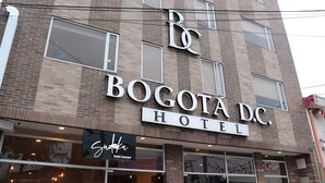 Ein Hotel mit einem Schild, auf dem 'Bogota DC Hotel' steht, und darunter ein Sushi-Restaurant namens 'Sushi Gourmet'.