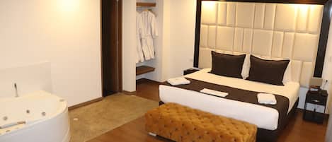 Suite Luxe, 1 très grand lit, non-fumeurs, vue ville | Décoration personnalisée, ameublement personnalisé, bureau