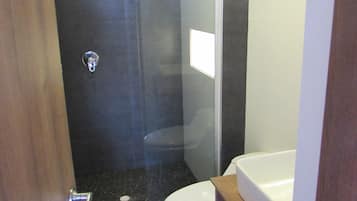 Executive Double Room, Non Smoking, City View | Bathroom | Free toiletries, towels