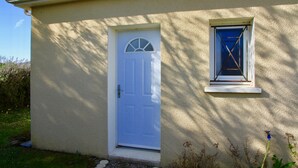 A house with a white door and a window with a blue frame. - PROHE MIREPOIX EXCEPTIONAL VIEW OF PYRENEES (Tréziers)