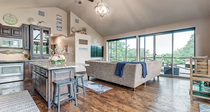 1/2 Mi to Lake Texoma! Spacious Group Escape