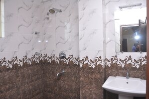 Douche hydromassante, articles de toilette gratuits, serviettes fournies