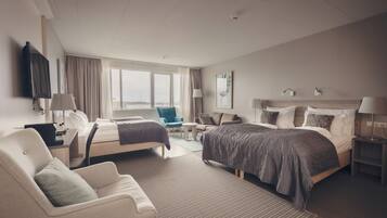 Quadruple Room, Private Bathroom | Desk, blackout drapes, soundproofing, rollaway beds
