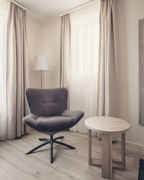 Dobbelt- eller tomannsrom, privat bad | Skrivebord, blendingsgardiner og lydisolert