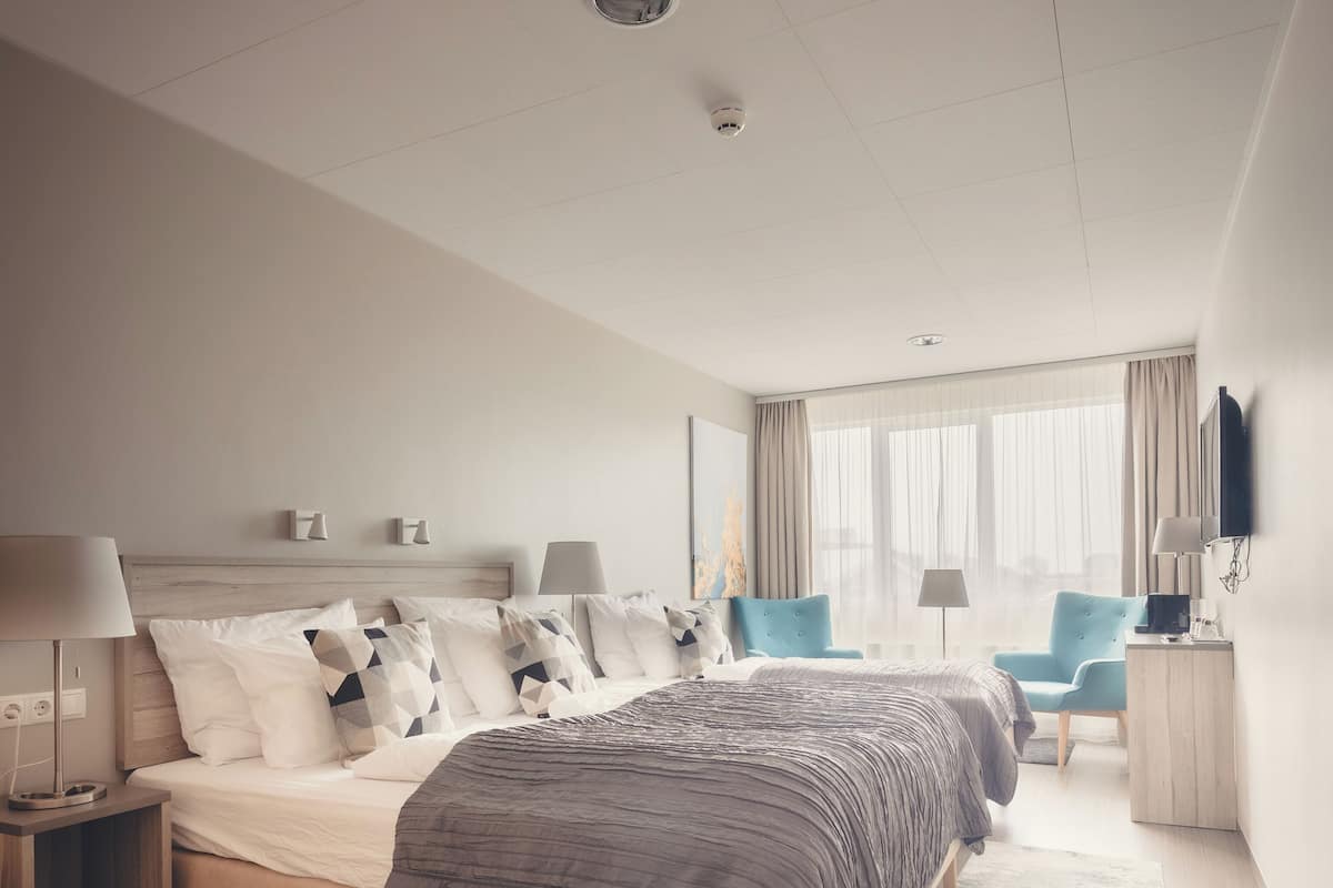 Tremannsrom, privat bad | Skrivebord, blendingsgardiner og lydisolert
