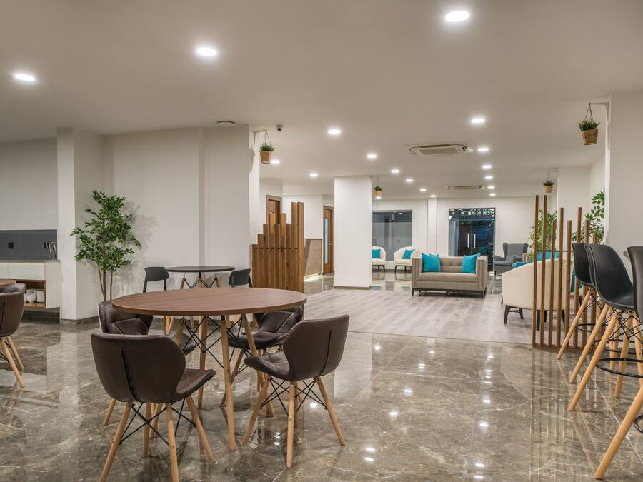 Un espace intérieur moderne avec une table ronde et des chaises, un canapé et une table basse.