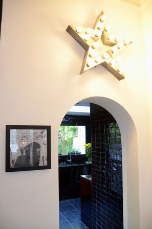 Flachbildfernseher, Netflix, MP3-Dockingstation