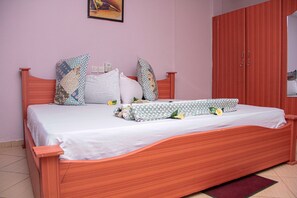 Deluxe Room | Meja, langsir/tirai gelap terus, Wi-fi percuma, cadar katil