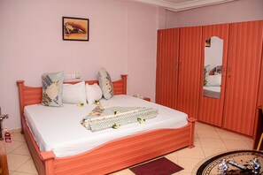 Deluxe Room | Desk, blackout drapes, free WiFi, bed sheets