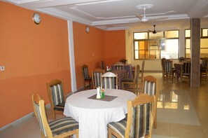 Sarapan, makan tengah hari dan makan malam dihidangkan