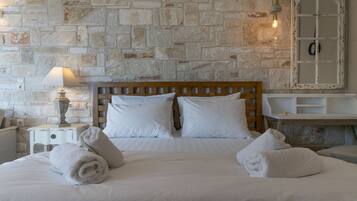 Suite, vista al mar | 1 habitación, caja de seguridad en la habitación y insonorización