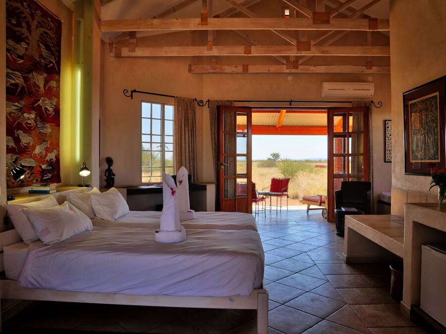 Caja de seguridad en la habitación, escritorio y cortinas blackout