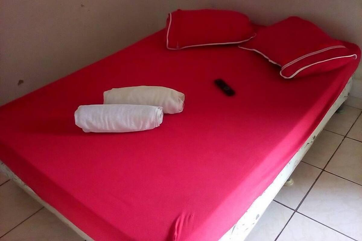 Minibar, meja kerja, setrika/meja setrika, dan Wi-Fi gratis