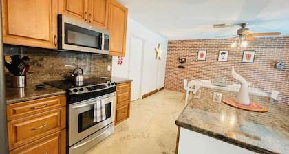 4BR Waterfront Pool, Dock & Ocean Access. Fort Lauderdale close to Miami