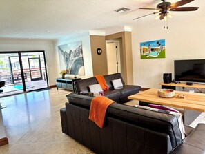 Smart TV, stereo - 4BR Waterfront Pool, Dock & Ocean Access. Fort Lauderdale close to Miami (Fort Lauderdale)
