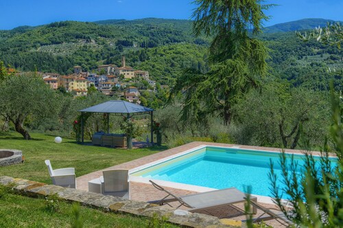 Villa with private swimming pool on the Florentine hills 25 Km from Florence