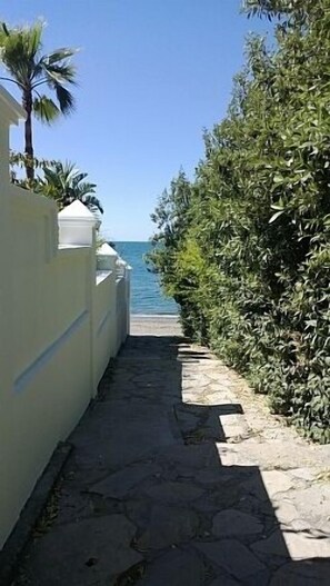 Property grounds - Townhouse with Shared Pool, 2 minute Walk from Sea (Estepona)