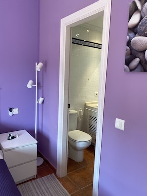 Ensemble douche/baignoire, sĂšche-cheveux, serviettes fournies, savon