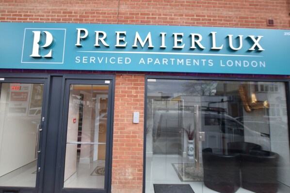 A building with a sign that reads "Premierlux Serviced Apartments London". - PremierLux Serviced Apartments (Ilford)