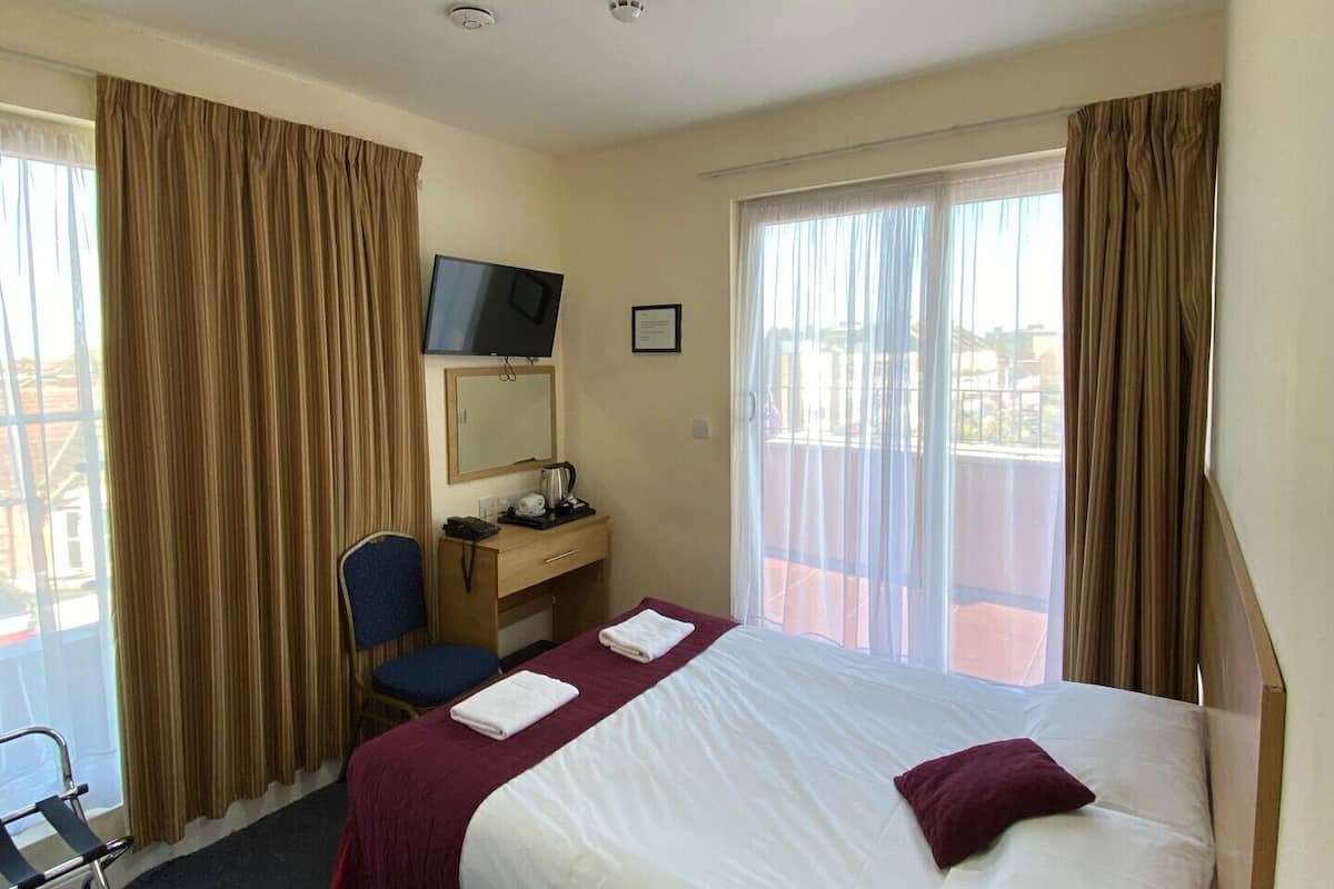 In-room safe, desk, free WiFi