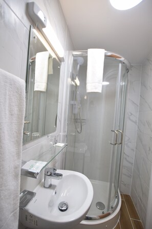 Suihku, ilmaiset hygieniatuotteet, hiustenkuivaaja, pyyhkeet