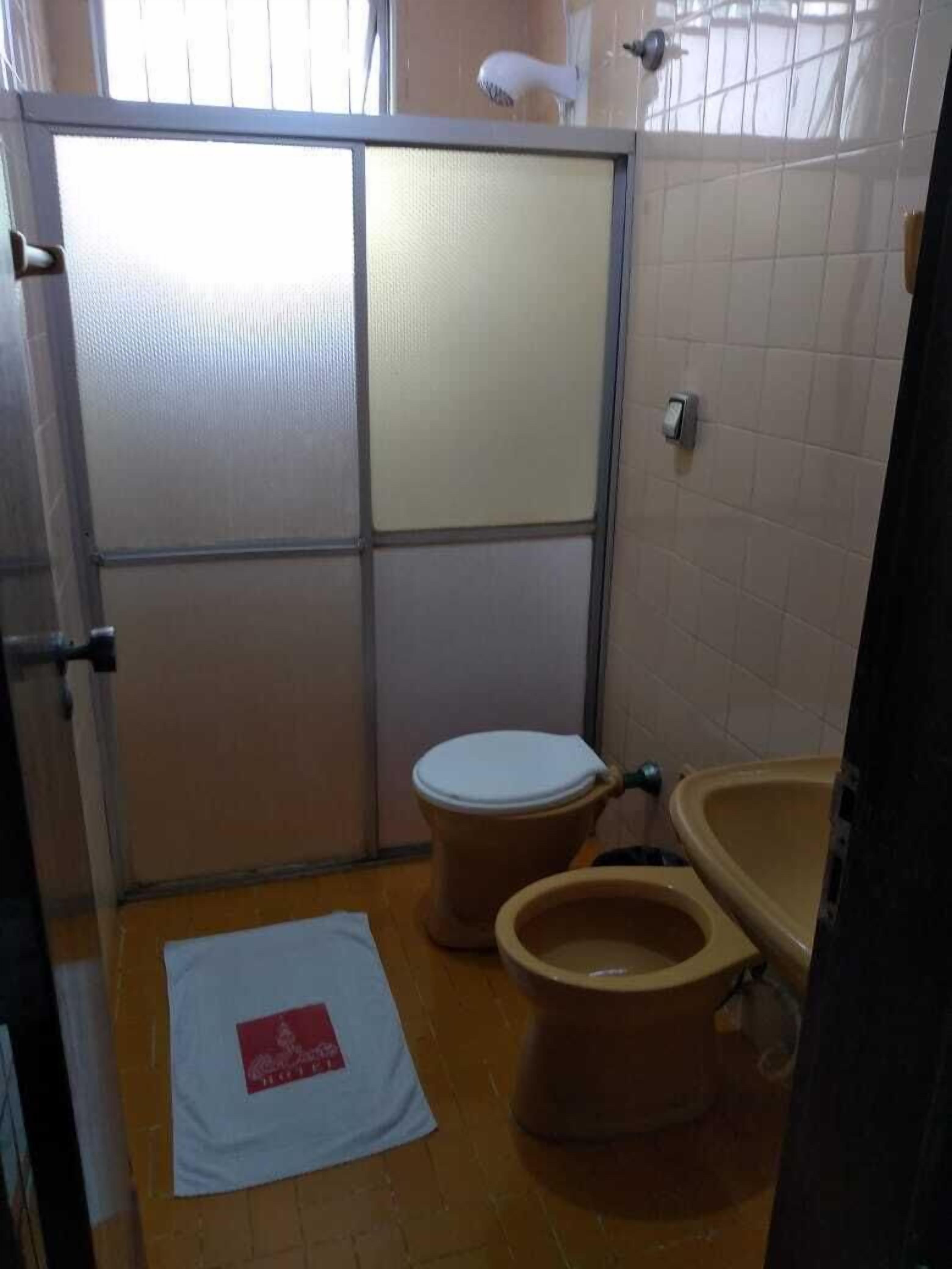 Chuveiro, roupões de banho, toalhas de banho 