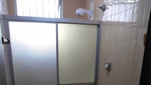 Une salle de bain avec des toilettes, un bidet et une serviette sur le sol.