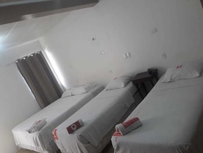 Quarto triplo econômico, 3 camas de solteiro, vista para a cidade | Roupas de cama premium, frigobar, escrivaninha, quartos à prova de som