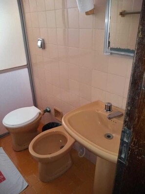 经济双人房, 城市景观 | 浴室 | 淋浴设施、浴袍、毛巾