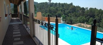 Itsenäinen asunto talossa uima-altaalla