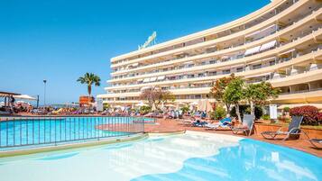 Een buitenzwembad, een verwarmd zwembad