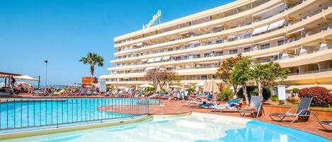 Utendørsbasseng og et oppvarmet basseng