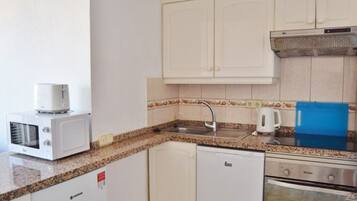 Een koelkast, een magnetron, een oven, een koffiezetapparaat/waterkoker