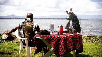 Breakfast, lunch, dinner served; local and international cuisine