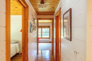 3 bedrooms, travel cot, free WiFi, bed sheets