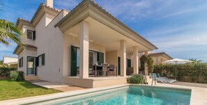 A two-story house with a swimming pool, outdoor seating, and a covered patio. - Bella Mar 1, Villa 5StarsHome Mallorca (Alcúdia)