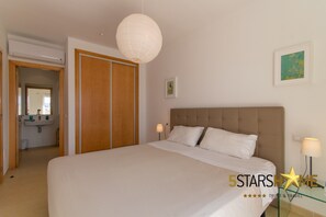 4 chambres, coffres-forts dans les chambres, fer et planche Ă repasser