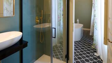 Luxury-Zimmer | Badezimmer | Kostenlose Toilettenartikel, Haartrockner, Bademäntel, Hausschuhe