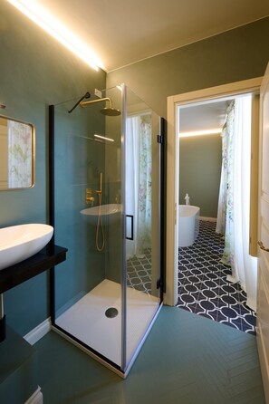 Luxury Room | Bathroom | Free toiletries, hair dryer, bathrobes, slippers - Villa Marengo Guest House (Alessandria)