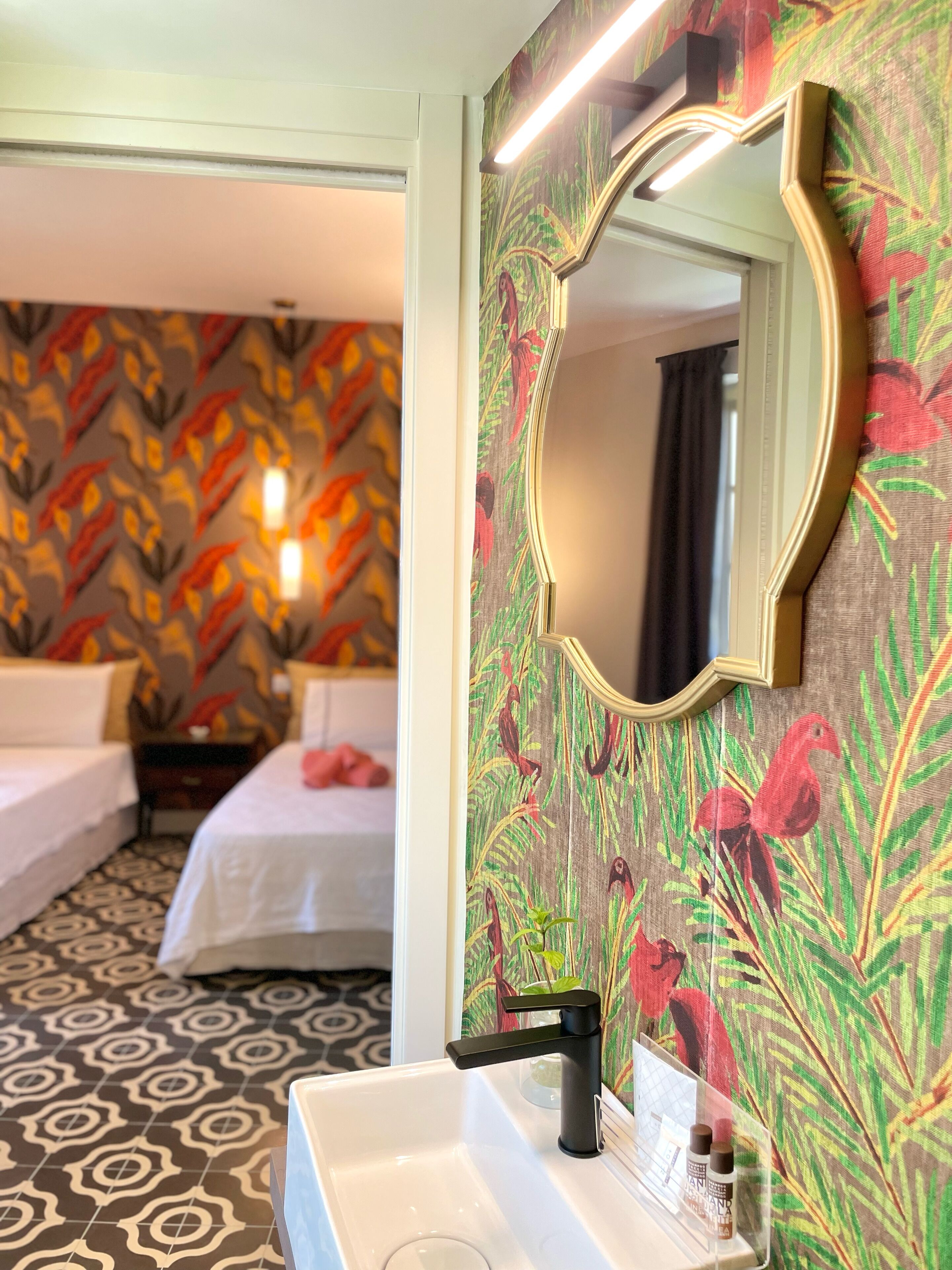 Doppel- oder Zweibettzimmer | Individuell dekoriert, individuell eingerichtet, Schreibtisch