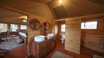 Shower, perlengkapan mandi gratis, sandal, dan handuk